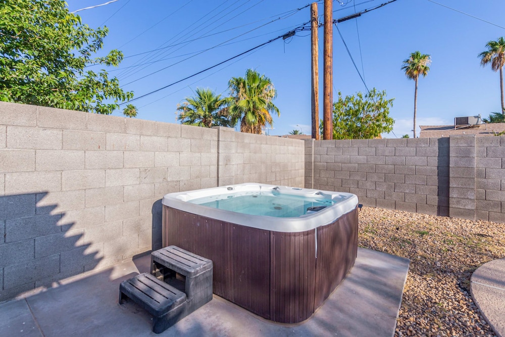 Villa on Virginia 2 Masters Pool Hottub Sleeps 10