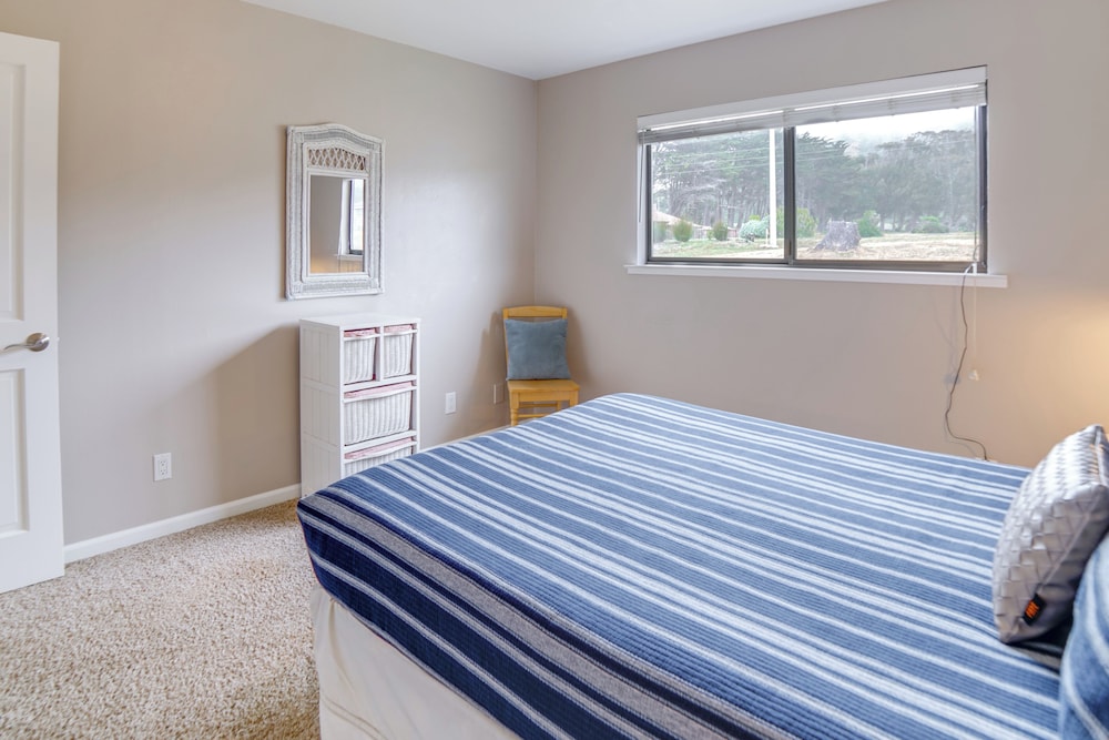 Beach Access & Hot Tub: Coastal Gem in Manchester