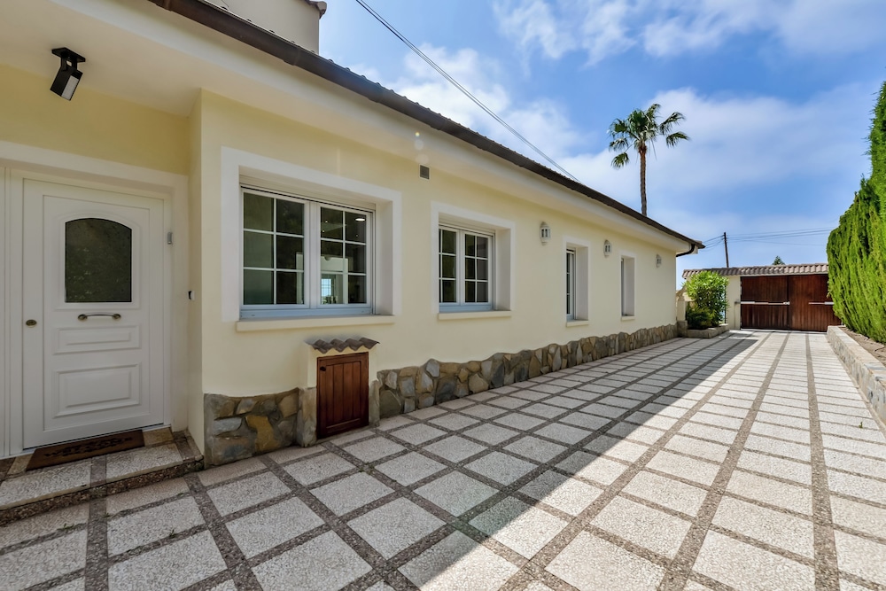 4bed Villa Sleeps 8- Pool, Garden, Bbq, Near Beach