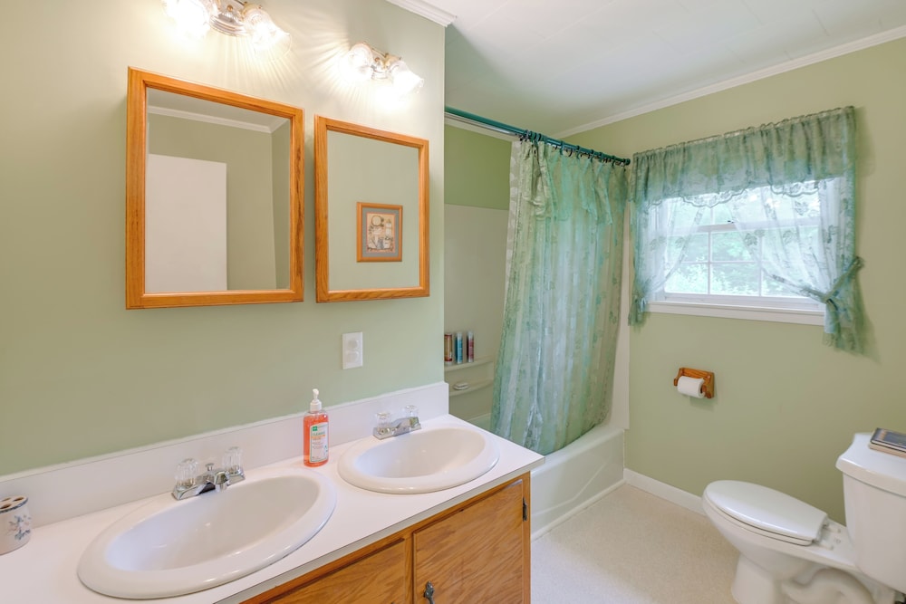 1 Mi to Main St: Charming Elsworth Home w/ Yard!