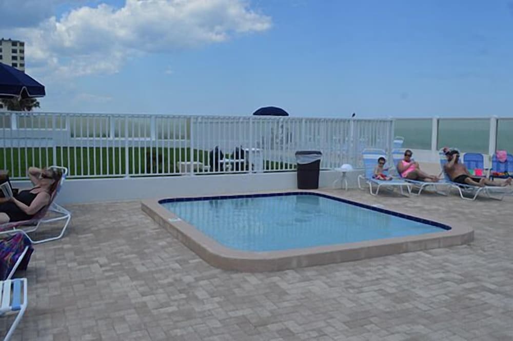 Daytona Beach Vacations - Traders Inn Beach Club - Property Image 10