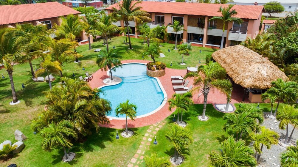 2br2 5BA Townhouse w Pool 3min Walk 2 Eaglebeach