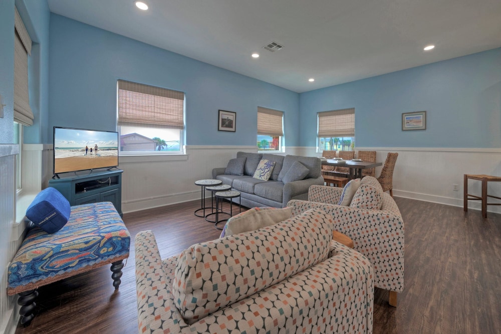 Leave of Absence Luxe Coastal Stay w Pool Outdoor Dining Minutes to Beach