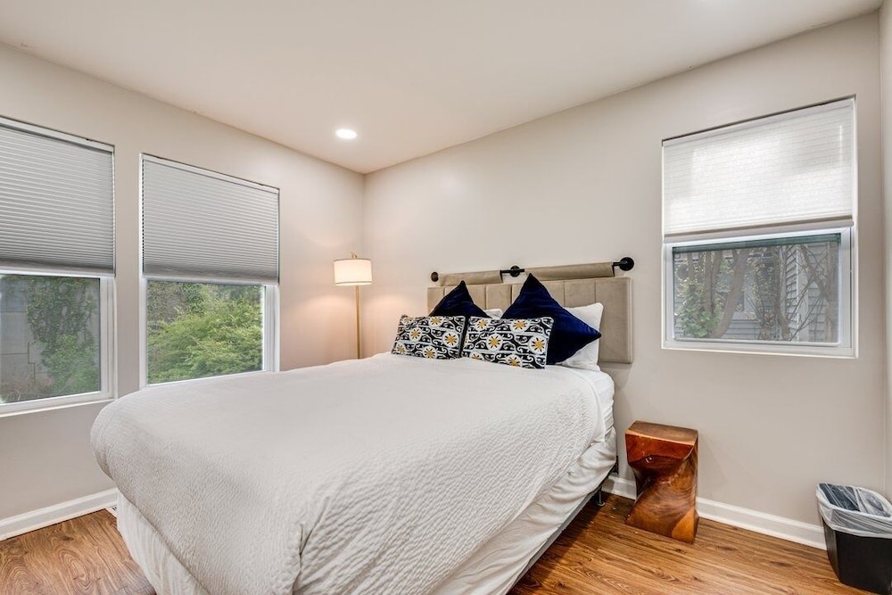 Spacious Family Retreat Near Airport 5 Bedroom Home