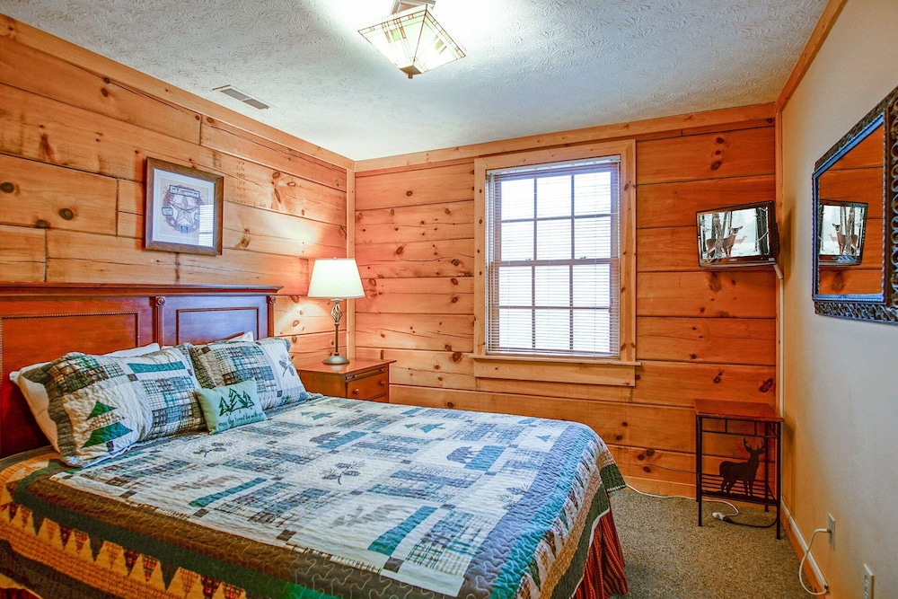 Loggers Run #7: 5 Bedrooms, 3.5 Bath: Slope Side. Overlooks The Ski Trail !