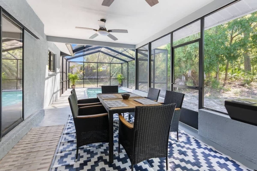 Hudson Retreat, 3 Bedroom Pool Home!