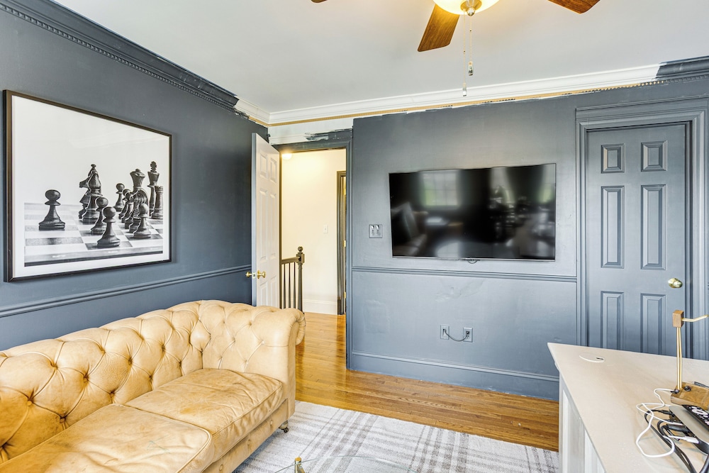 5 Mi to Dtwn York: Spacious Family Home