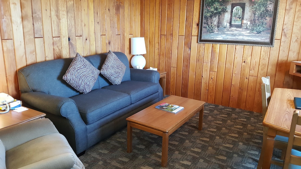 The Cedarwood Inn & Suites
