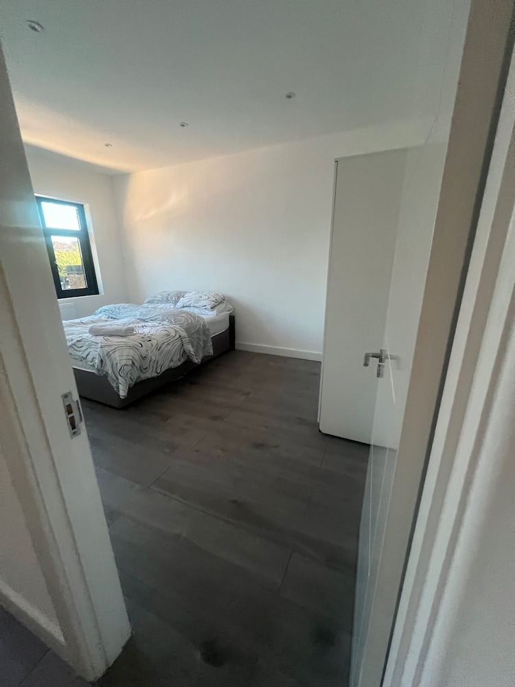 Sunny Gardens London House Retreat
