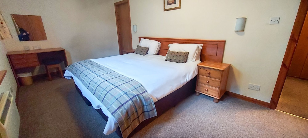 Loch Rannoch Highland Club Red Squirrel Lodge 02