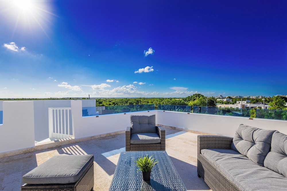 3-BR Villa with Pool & Rooftop Jacuzzi
