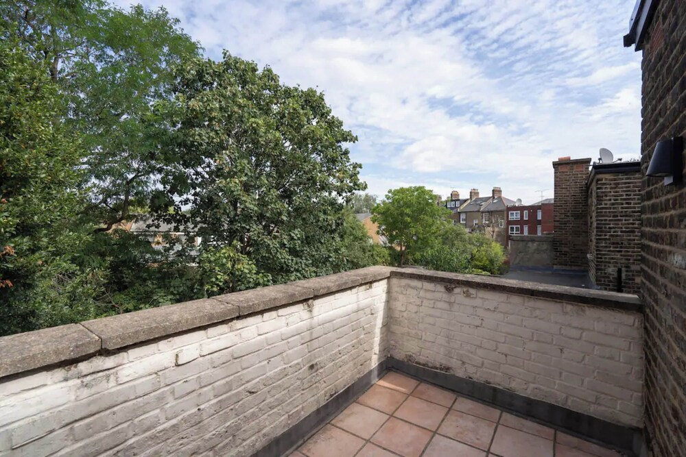 Rustic & Spacious 2BD Flat Near White City