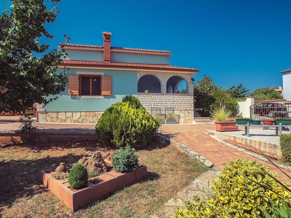 Traditional Holiday Home With Covered Terrace view 4