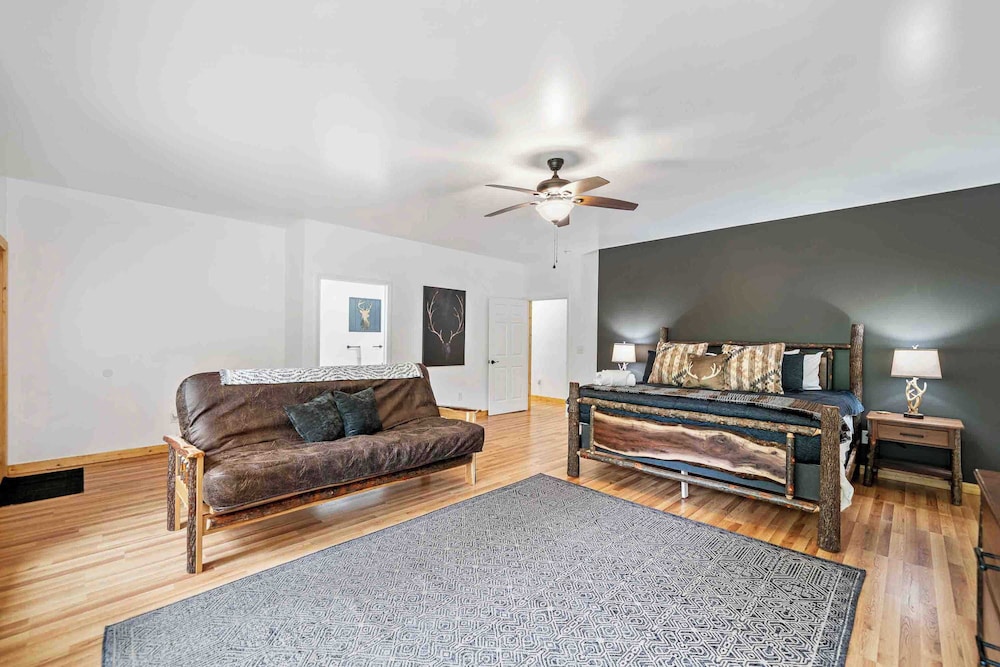 New Listing - Luxurious Mountain Home for 8 With Amenities