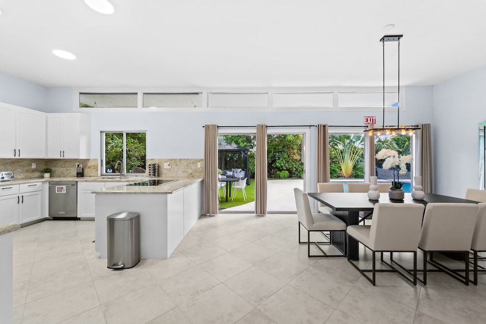 4BR Intracoastal Retreat With Pool, Games & More!