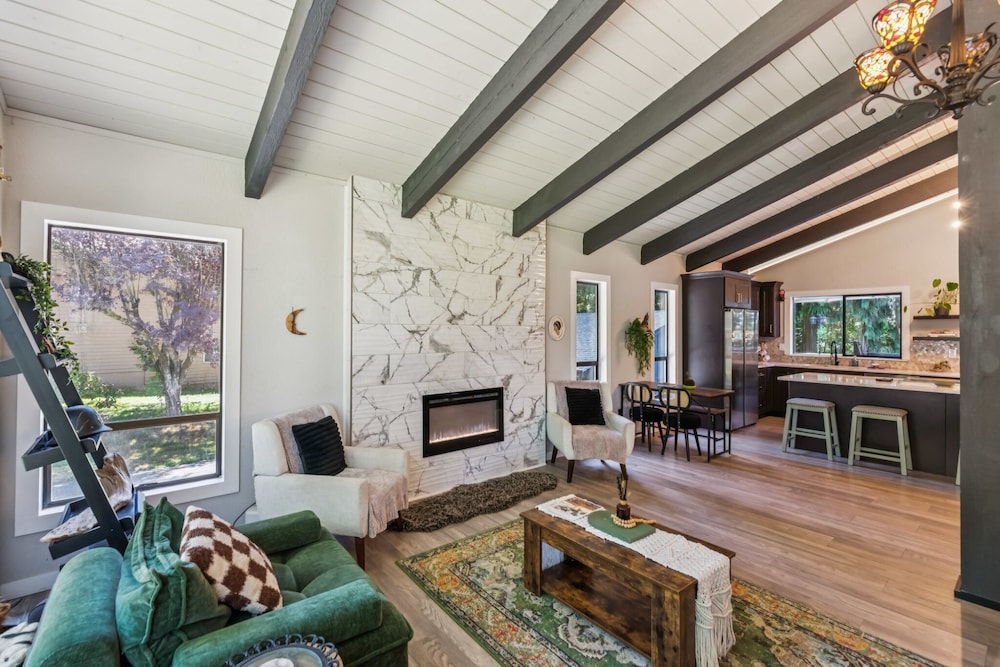 Modern Forest Escape Near Hikes & Lake 6 Bedroom Home