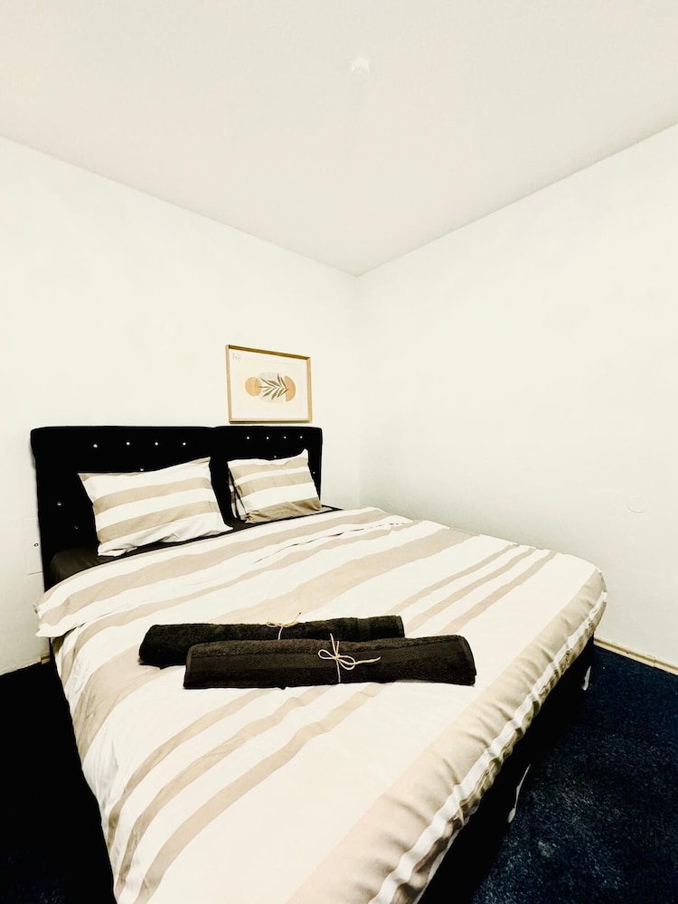 Spacious 7BR Apartment Prime Location