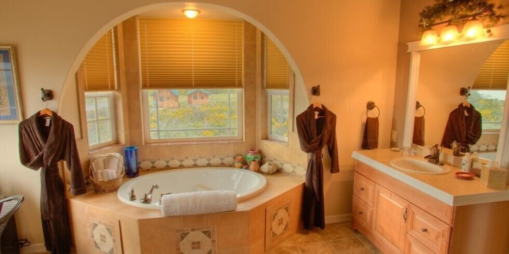 The Collins Inn and Seaside Cottages - Adults Only