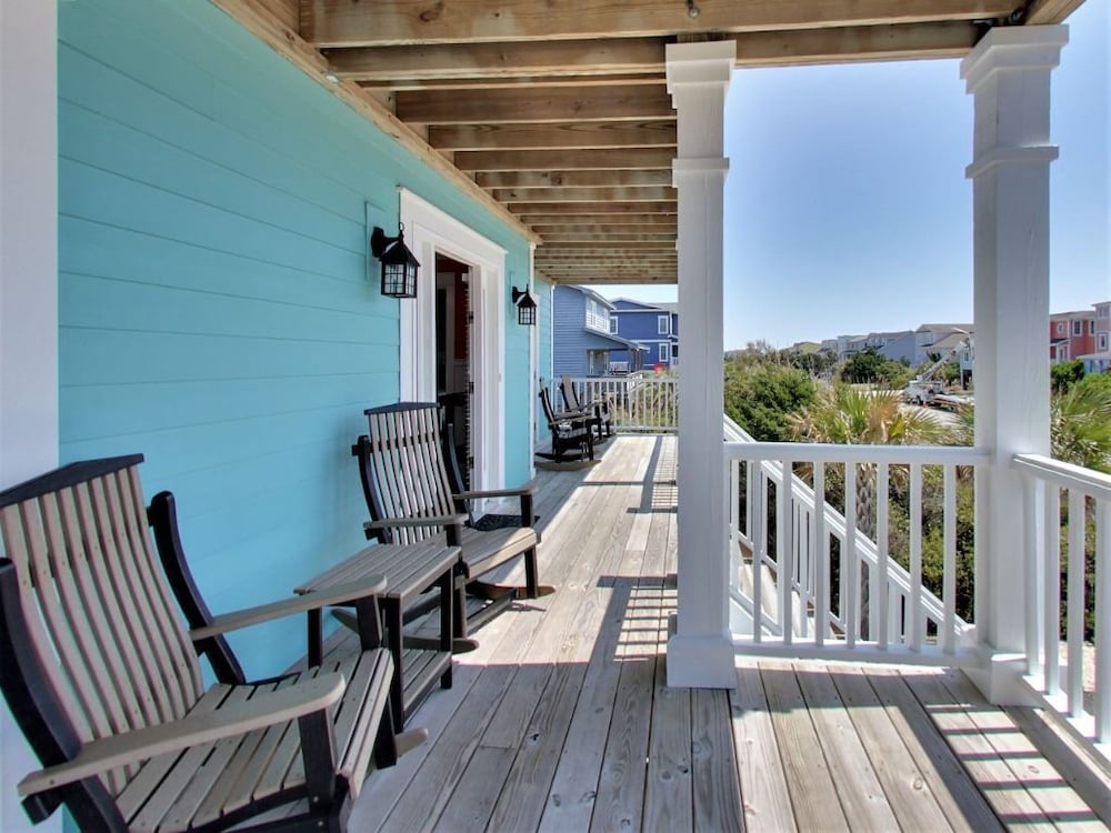 Beach Crew 4 Bedroom Home by RedAwning