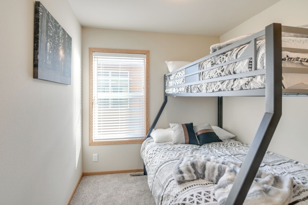 4 Mi to Granby Ranch: Cabin w/ Hot Tub Access!