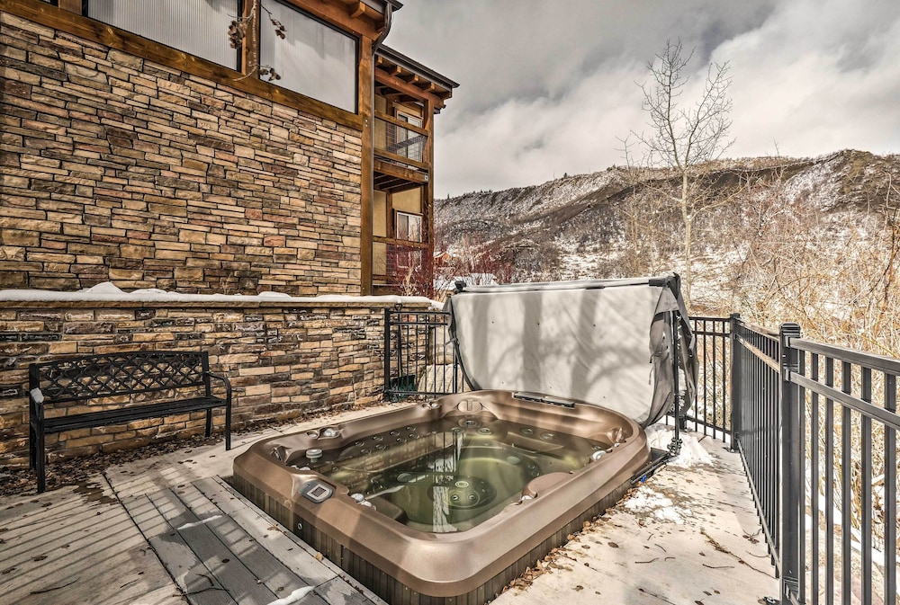 Ski-in/out Snowmass Condo w/ Community Hot Tub! view 4