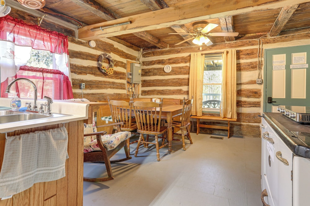 5 Mi to State Parks: Penfield Cabin w/ Fire Pit!