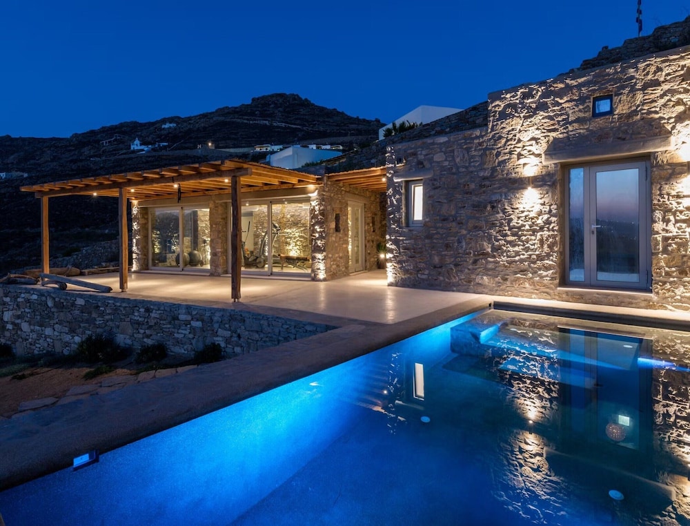 Charming Villa Near Ftelia Beach