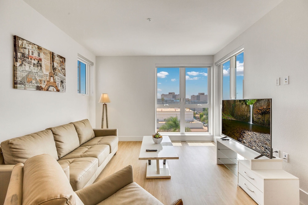 Stylish 2BR Near Dodgers Stadium by Oneluxstay