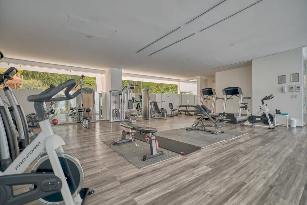 Luxury 1BR APT - Beach View - Jacuzzi - King Bed