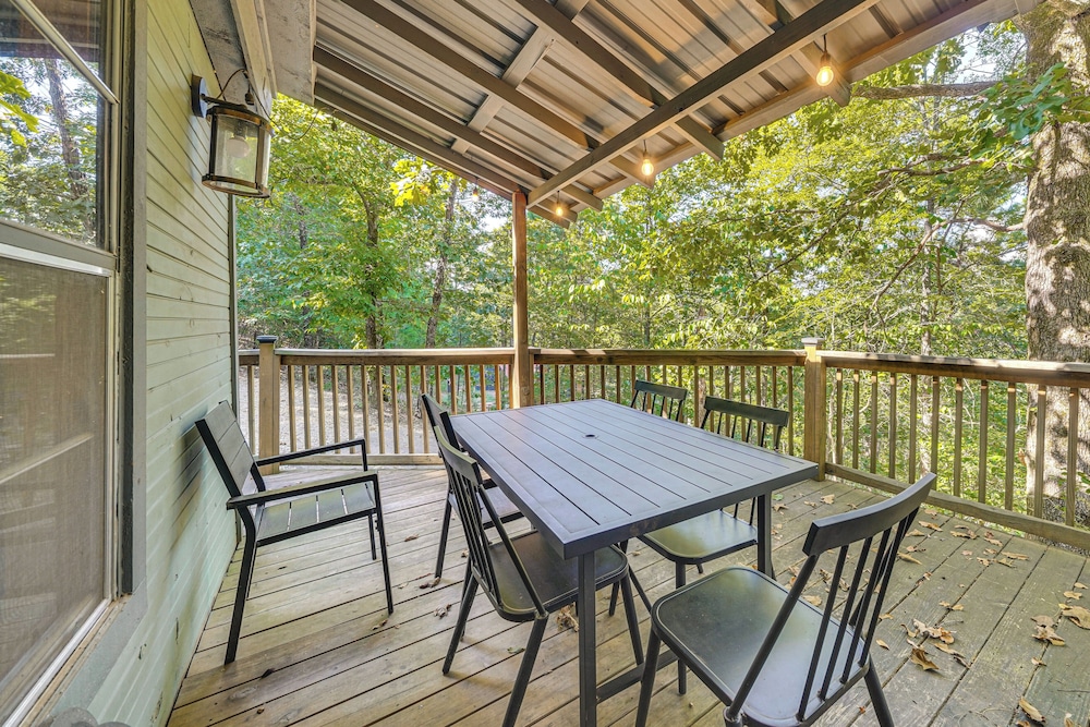 3 Mi to Beavers Bend State Park: Hot Tub Hideaway!