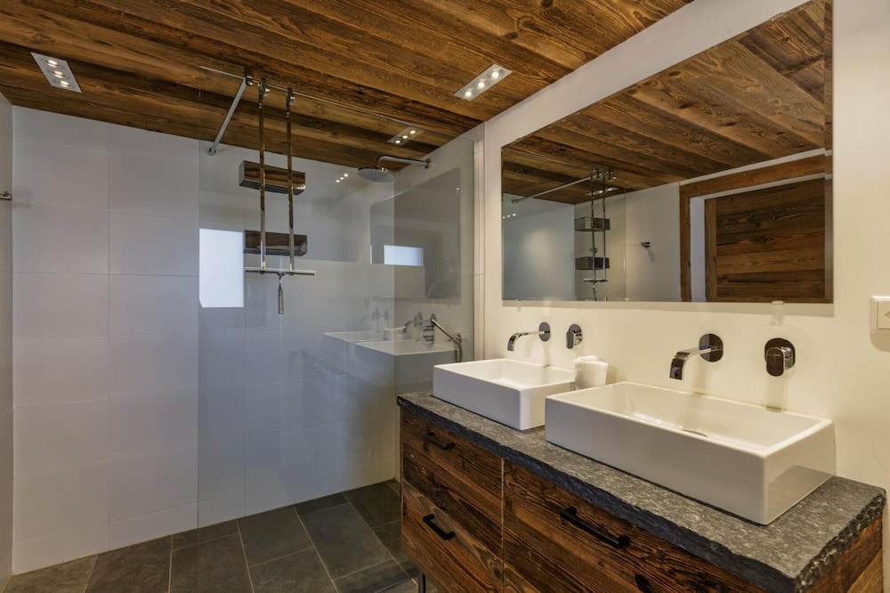 Chalet Capricorne -impeccable Ski in out Chalet With Sauna and Views