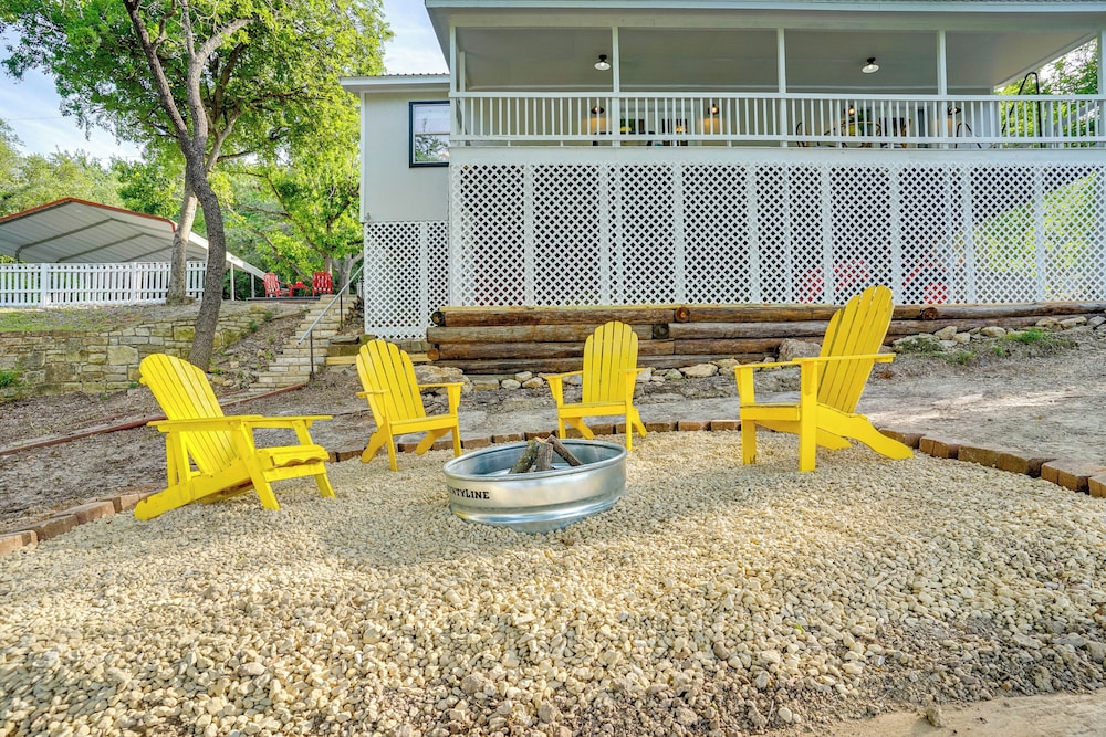 5 Mi to Historic Granbury Square: Lakefront Escape