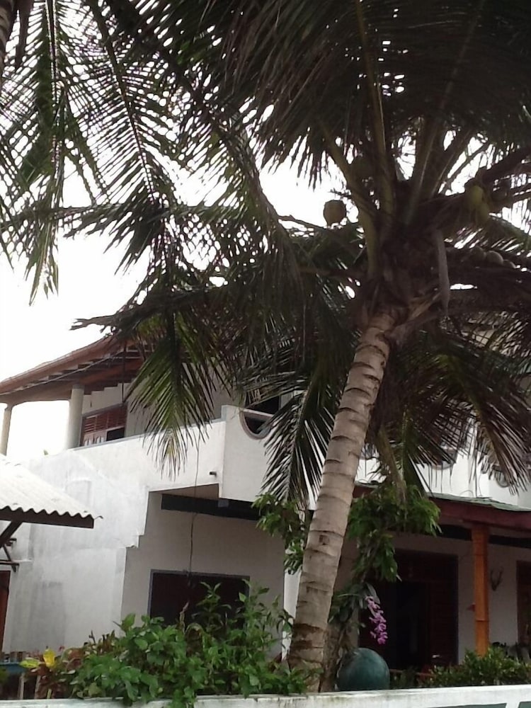 Catamaran Beach Home and Restaurant