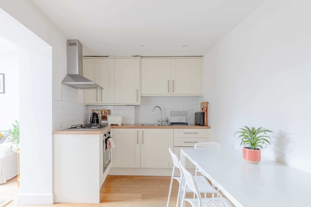 Homely 2BD Flat W/private Patio Near Maida Vale!