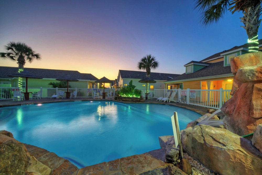 Sleeps 18 2 Beach Homes w/ 2 Pools, Playground, Covered Patios Pirates Bay
