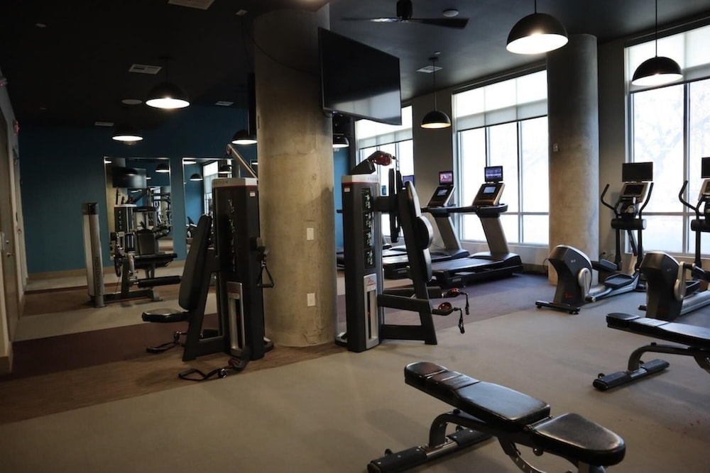 Bright and Airy Condo With Fast Wifi Gym Pool Parking Included
