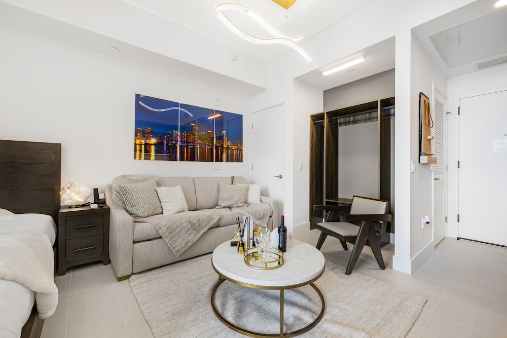Lux Studio W City Views and Pool