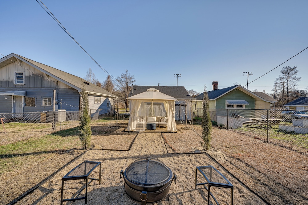 < 3 Mi to Dtwn: Modern Cottage in Greenville!
