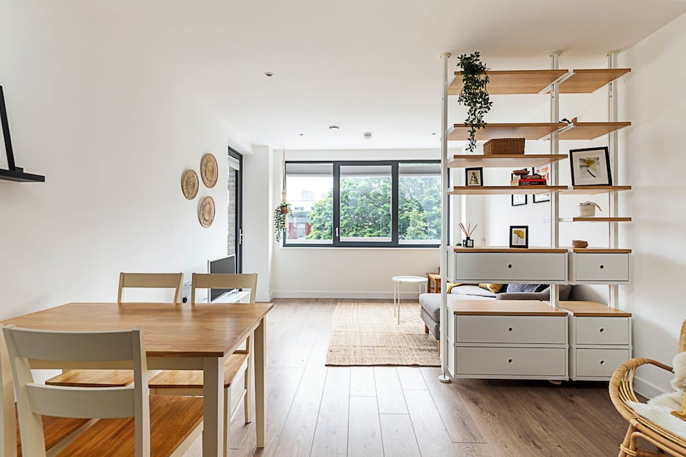 Well-connected, Cosy and Bright Modern Flat