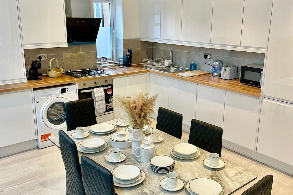 3 Bed Flat - Sleeps 6 - Parking - Wifi