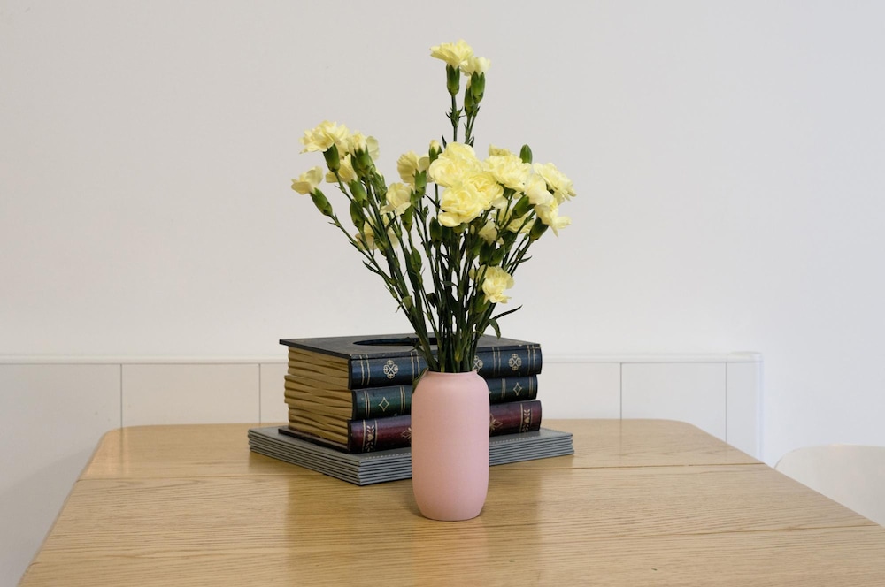 Bright Greenwich Flat Near Canary Wharf by Underthedoormat