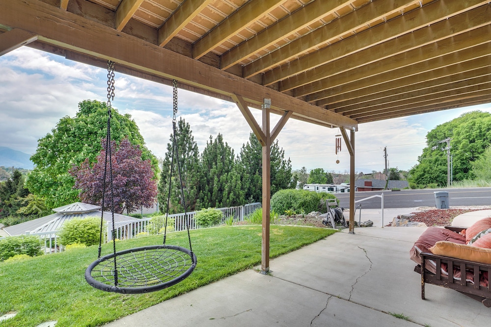 6 Mi to Grove Creek Canyon Trail: Abode w/ Views
