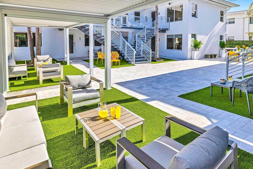 Beach Condo King Bed Lush Patio w BBQ Birch Key One