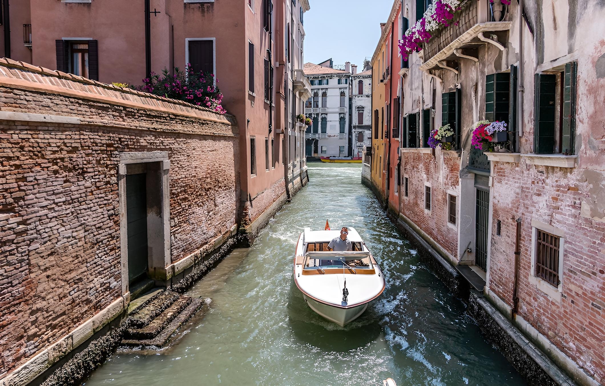 20 Windows on Venice