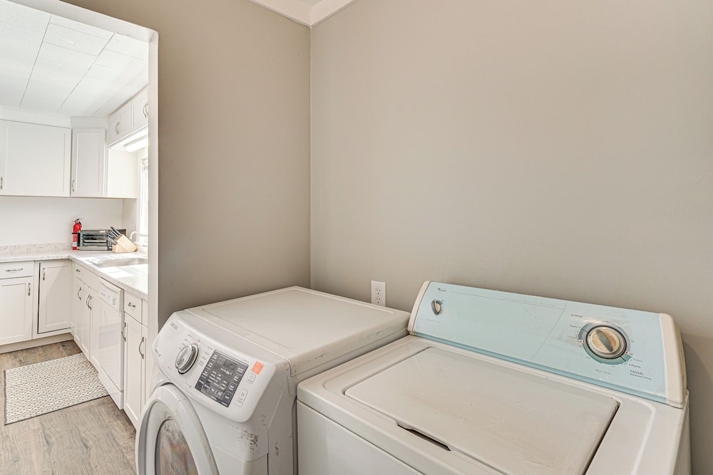 Close to Shops, Eats & Hospital: Roxboro Retreat