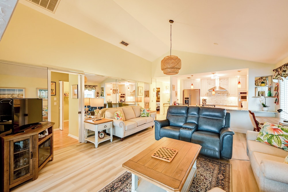Extended Stay in Estero: Townhome w/ Lake Views!