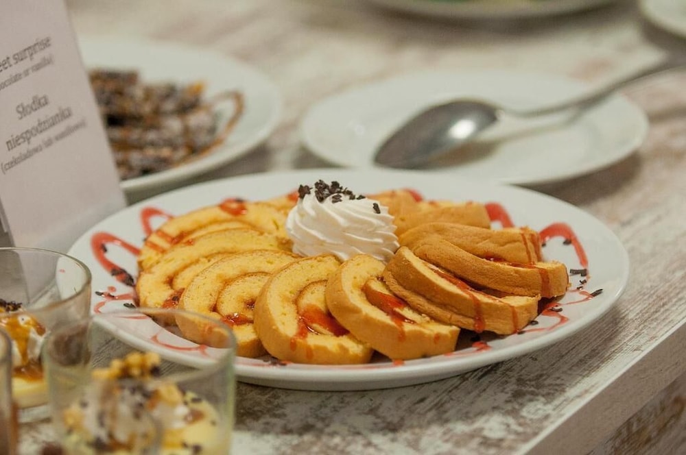 FREE PARKING, FREE BREAKFAST, only 15 minutes to City Center