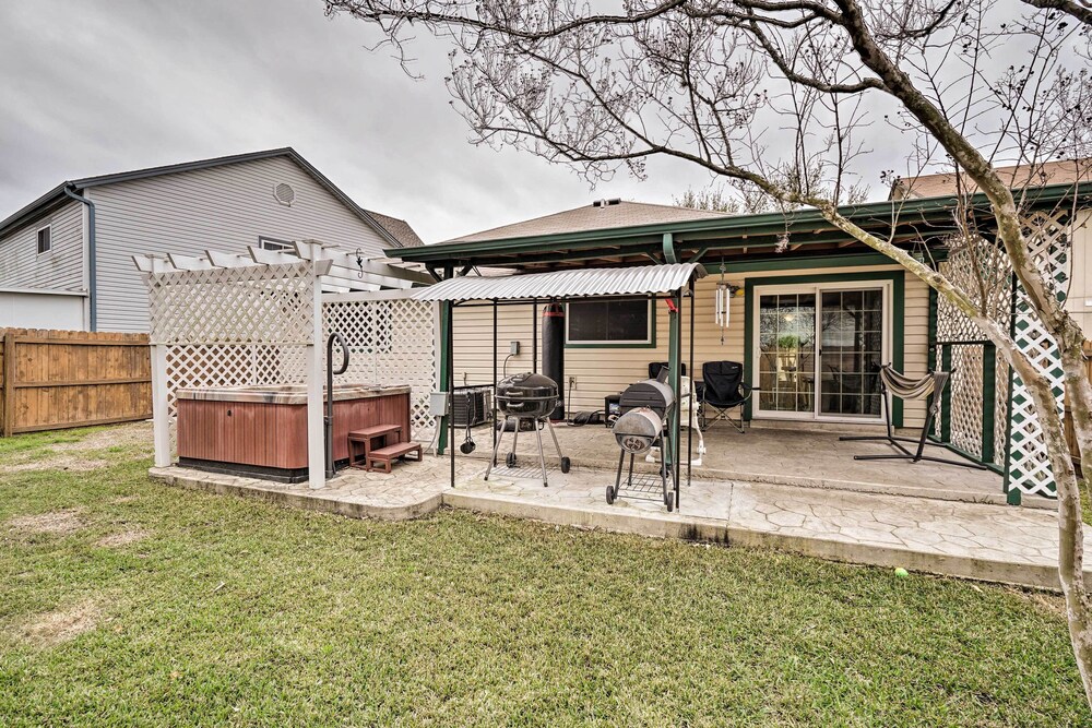Dog-friendly Texas Retreat w/ Hot Tub, Patio & Bar view 4