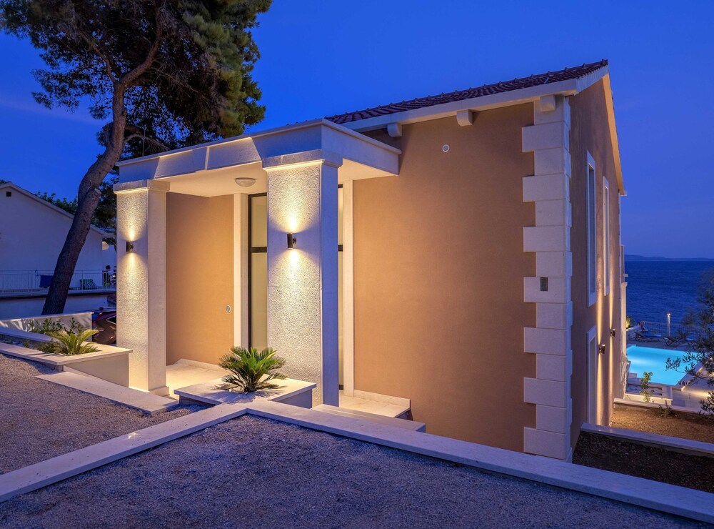 Sunlit Shores Beach Villa With Pool, Gym and Sauna