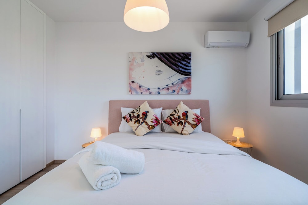 Harmonia 2-BR Apt W Pool in Livadia